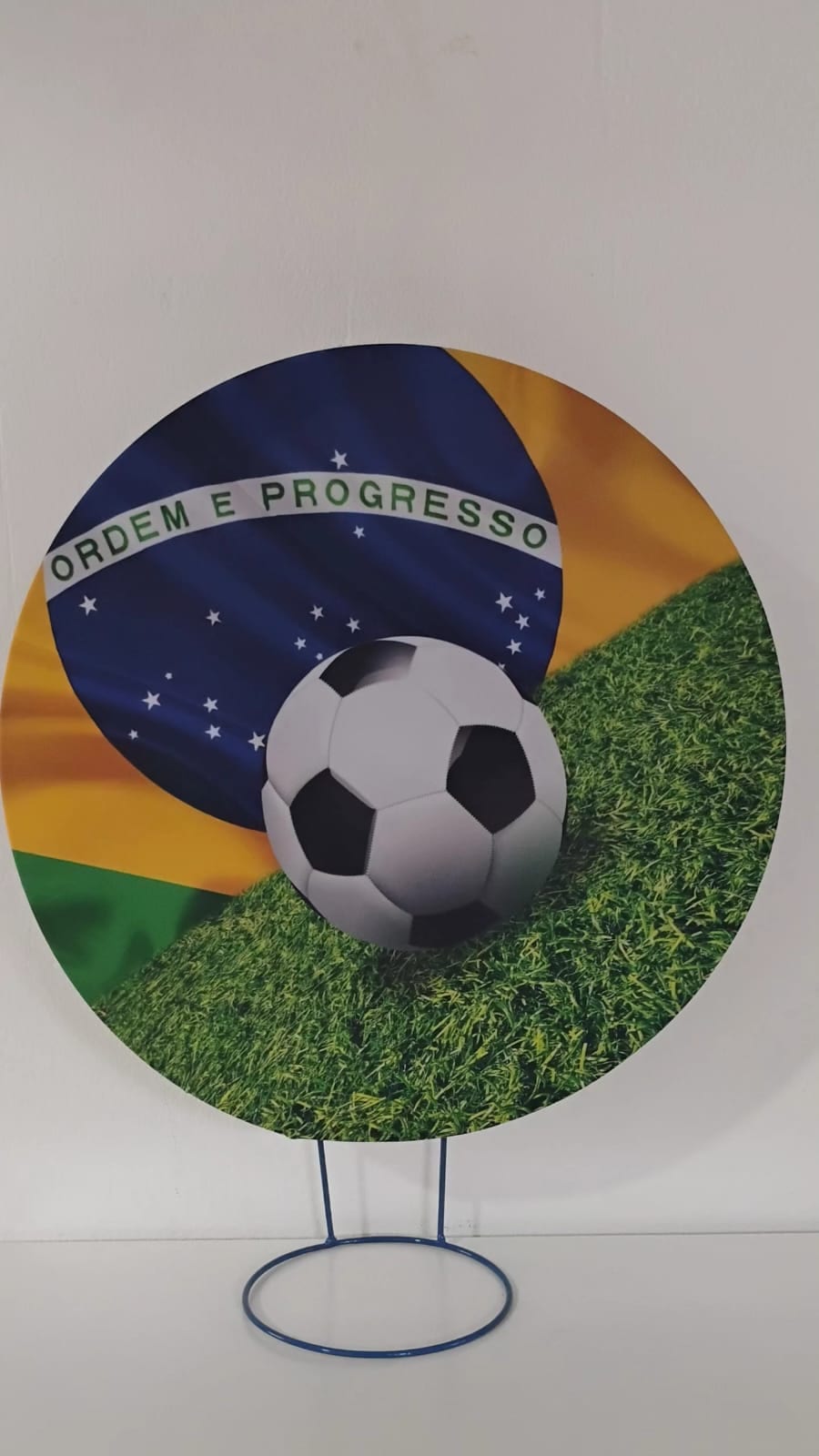 Painel de referência Brasil Futebol com bola sobre o gramado.
