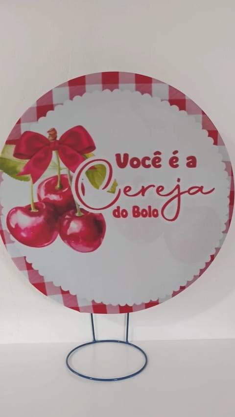 Decoração no tema Você é a Cereja do Bolo