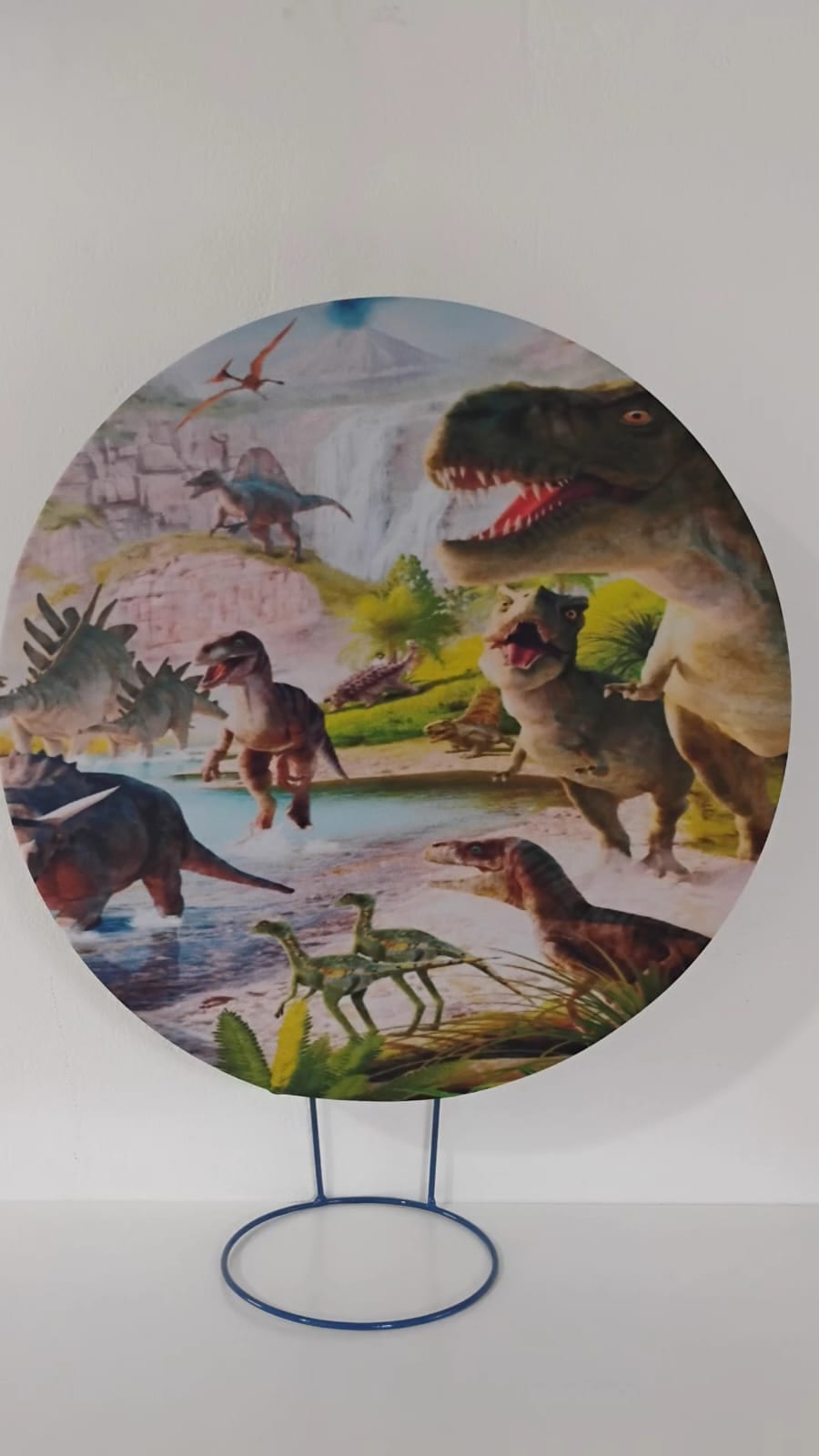 Painel decorativo ilustrado com dinossauros.