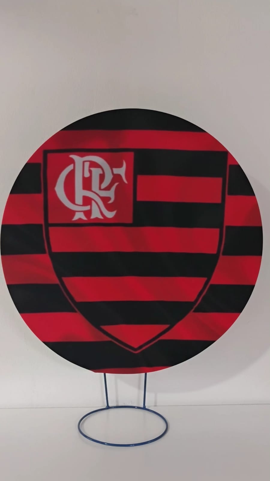Painel de referência Flamengo: listras vermelhas e pretas e um escudo associado ao Flamengo.