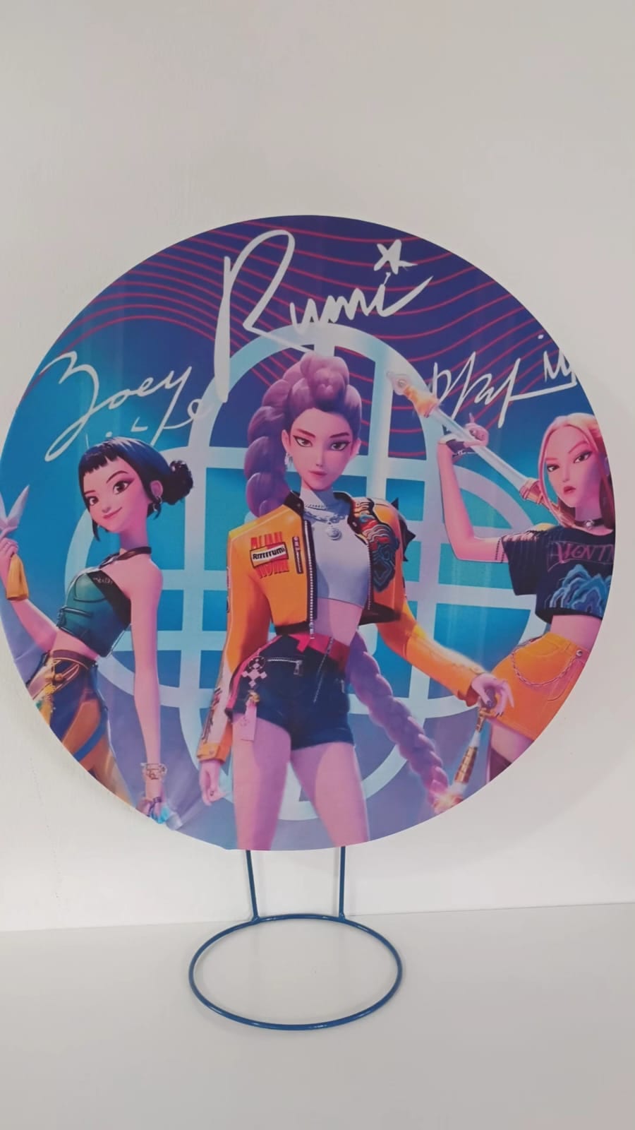 Painel de referência com o trio HUNTR/X em arte colorida de Guerreiras do K-Pop.
