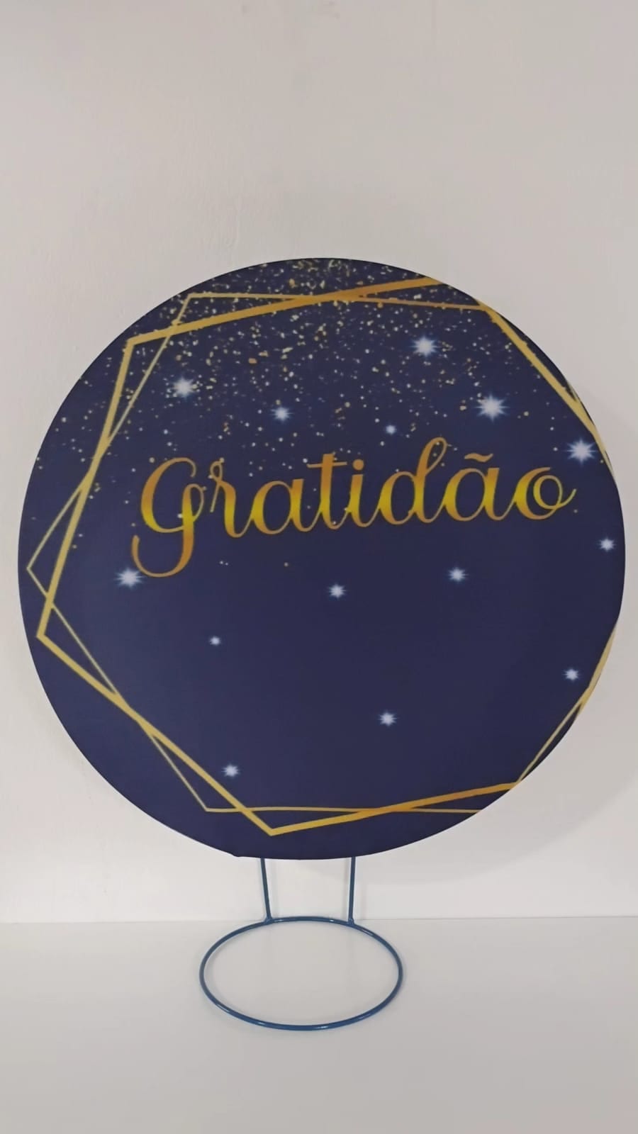Painel de referência Gratidão: a palavra “Gratidão” em dourado sobre fundo azul-marinho com detalhes geométricos.