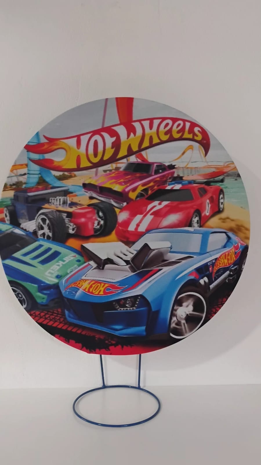Painel de referência Hot Wheels: carros esportivos em várias cores, o logotipo Hot Wheels e uma faixa quadriculada.