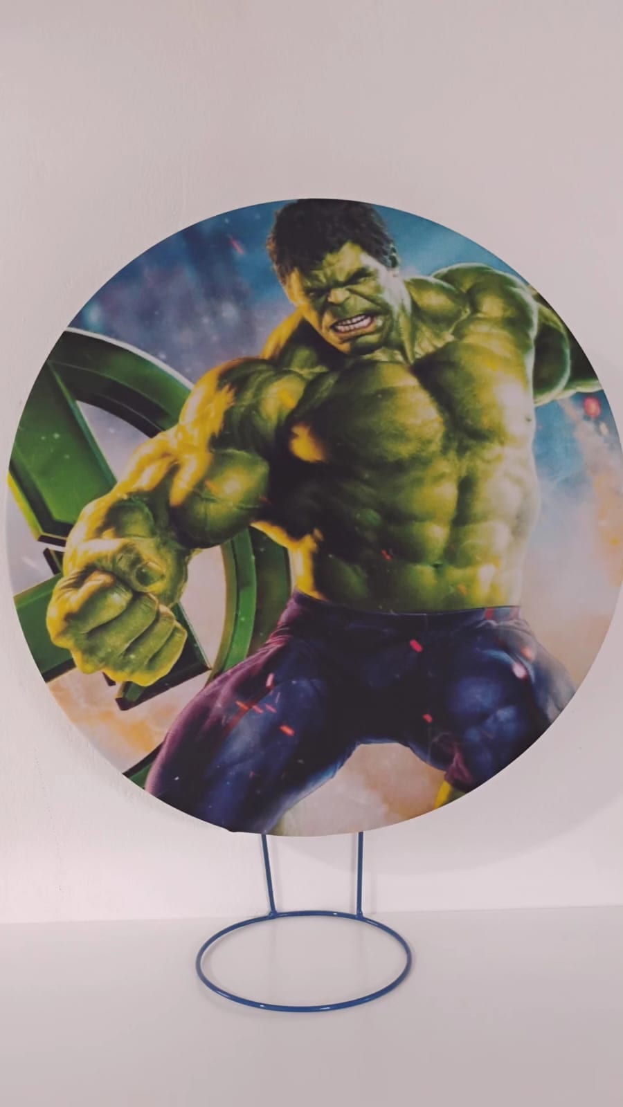 Painel de referência Hulk: um super-herói verde em pose de ação contra um fundo amarelo e cinza.