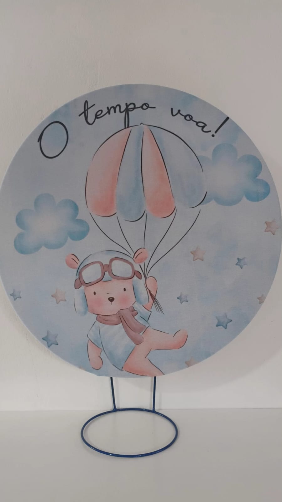 Painel de referência O Tempo Voa – Bebê Aviador: um bebê em balão de ar quente, nuvens e a frase “O Tempo Voa”.